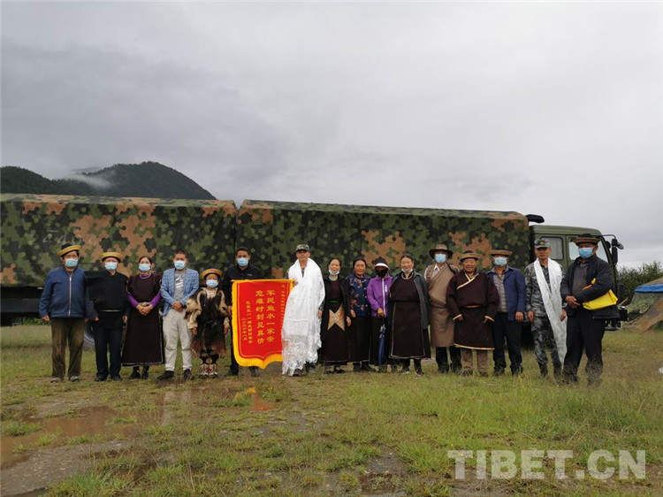 八一建军节西藏林芝百姓走进部队野外驻训营地