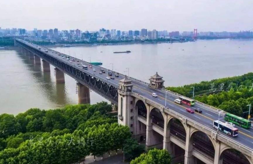 万里长江上两座著名的大桥，成为旅游景点之一，你觉得哪座桥最美