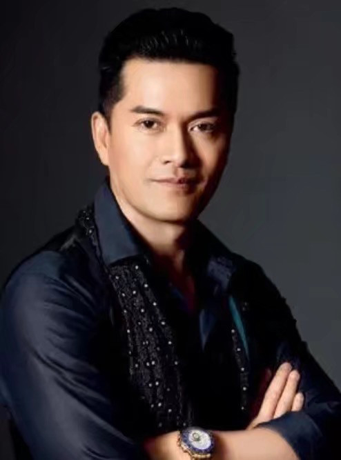 63岁吕良伟近照曝光,身材健硕保养超级好,曾被大爷叫小伙子!