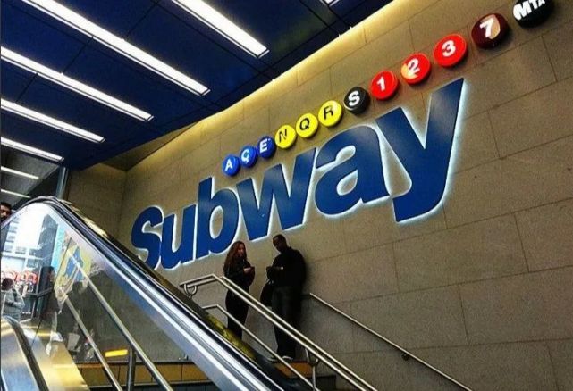 在英式英语里,subway的意思指——"行人从街道的一边穿行到另一边的