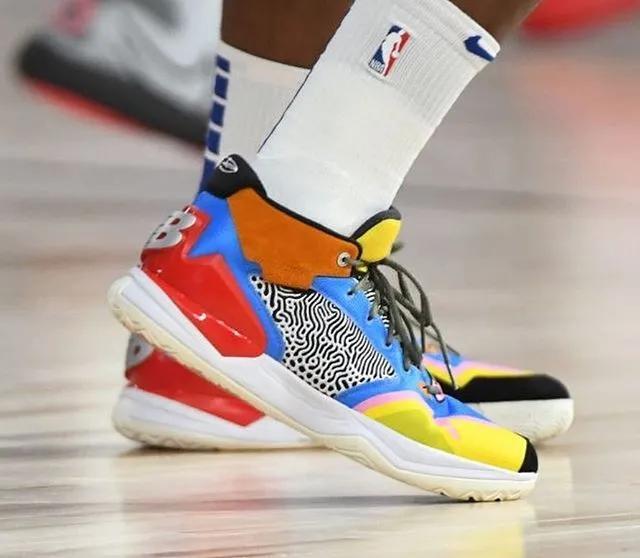 他的队友保罗乔治上脚: nike pg   baller不得不说一句 这配色确实有