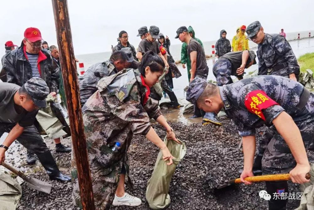 这个女兵了不起,休假期间转战多个点位抗洪!