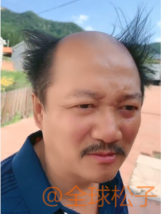 谢广坤发型愈发"不羁",与女歌手同框直播,举止轻浮不