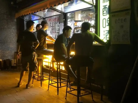几个老爷们儿侃侃大山 路灯底下敲会儿
