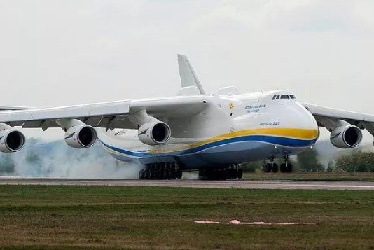 厉害世界上最大的飞机安22532个轮子640吨起飞重量