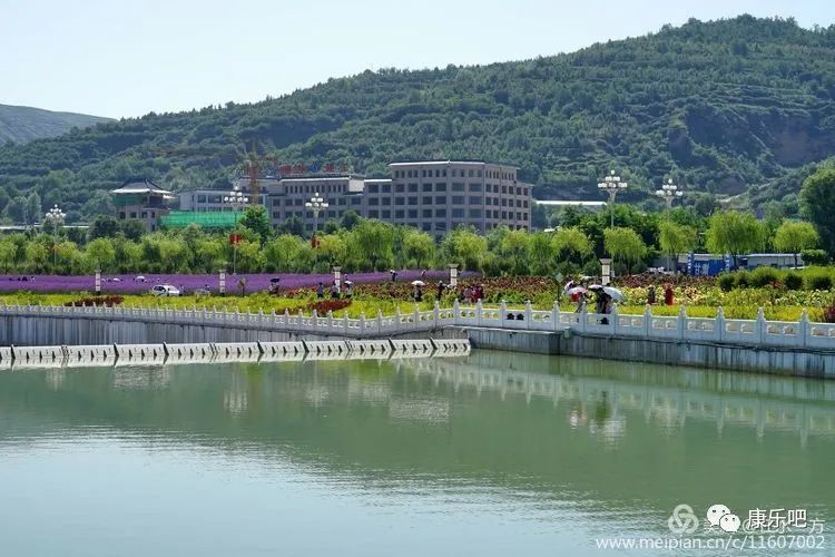 康乐县胭脂湖公园迎来暑假旅游高峰