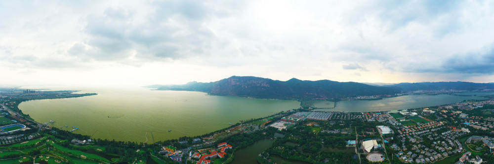 航拍昆明滇池,海埂公园,西山睡美人全景照片