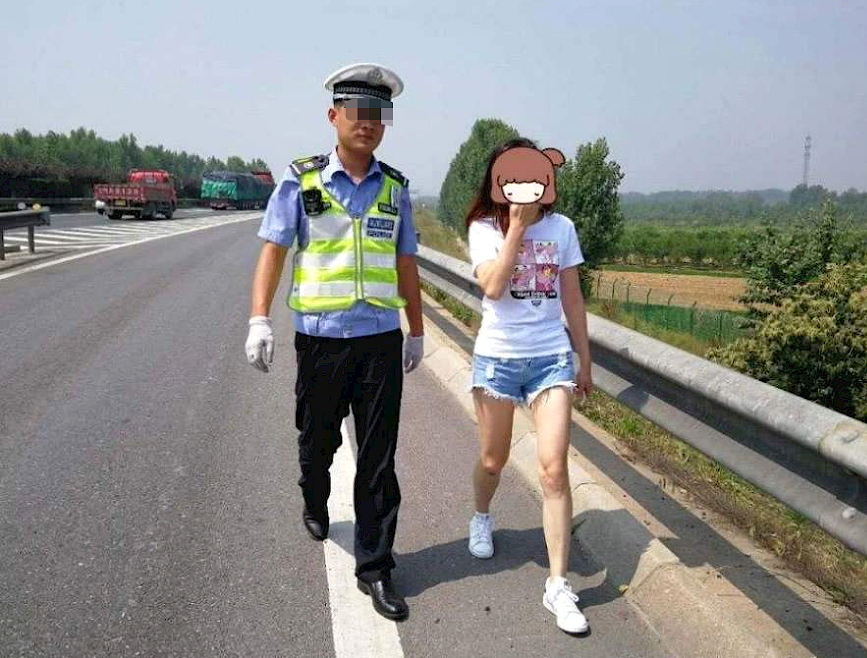 女子高速上被踹下车,司机却一脸委屈,谁让她抢夺方向盘