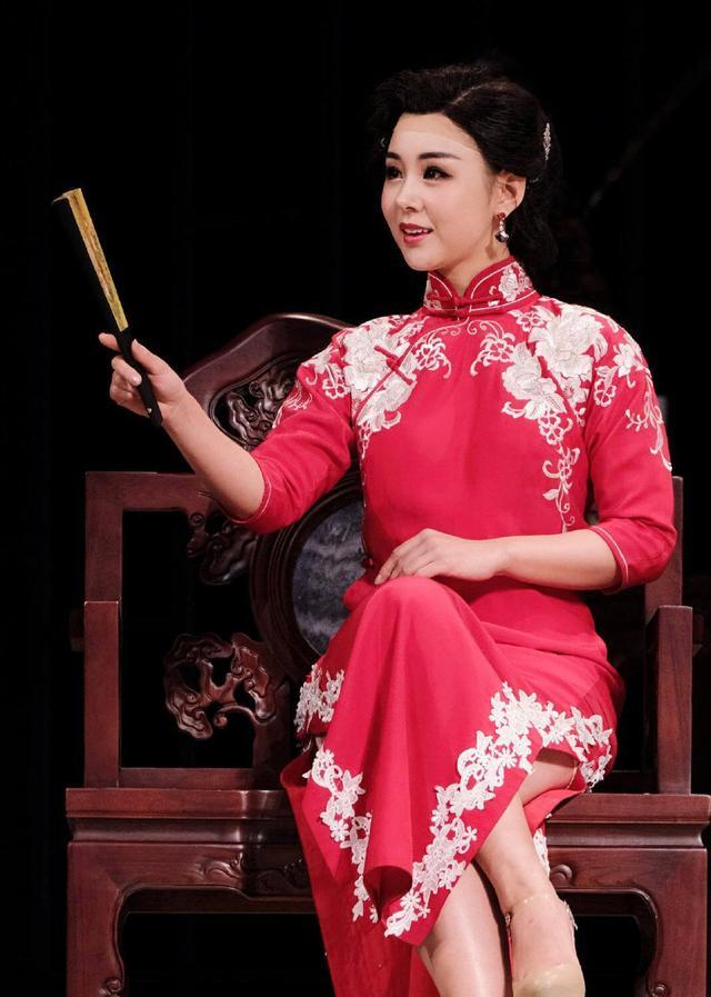 “李小萌”穿旗袍太惊艳，配复古盘发像贵妇，微胖身材更出色