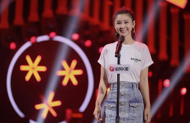 “李小萌”穿旗袍太惊艳，配复古盘发像贵妇，微胖身材更出色
