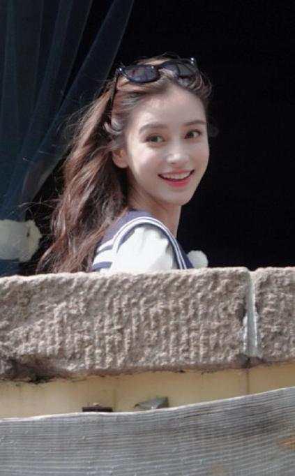 angelababy15岁旧照流出,清纯可爱颜值让人意外,嘴巴有点怪