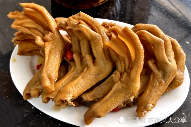 泡鸭爪这样做最正宗,做对这一步,鸭爪香脆爽口,比买的