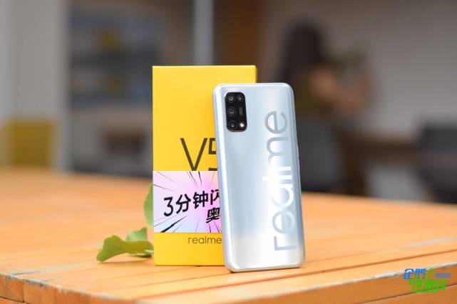 realme真我V5上手体验：一款为后浪准备的高颜值中端旗舰