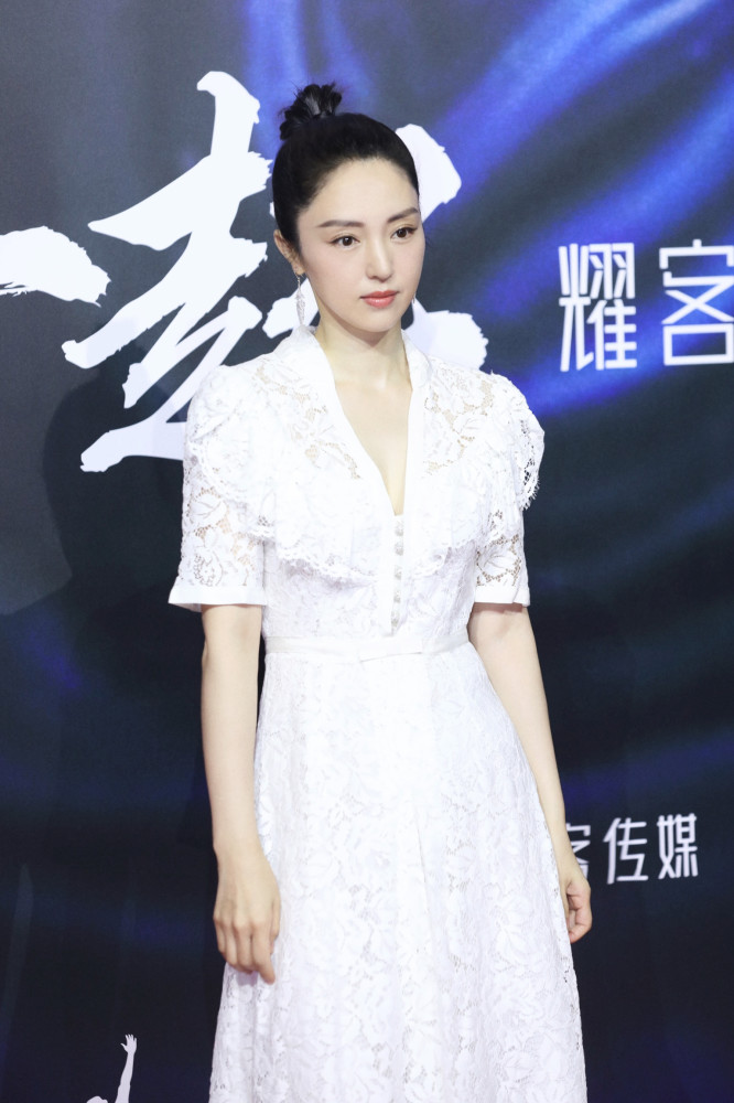 董璇扎丸子头造型清理典雅一袭蕾丝白裙更衬女神气质