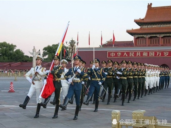 而作为我军的脸面,仪仗队士兵的选拔肯定是非常严格的,身高,体型,学历