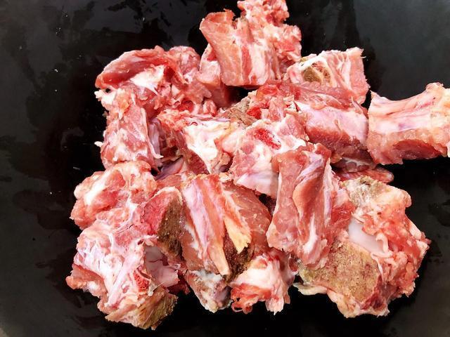 先顺着骨头与骨头之间的肉把底部厚骨剁断,接着把每根肋排段切成小块