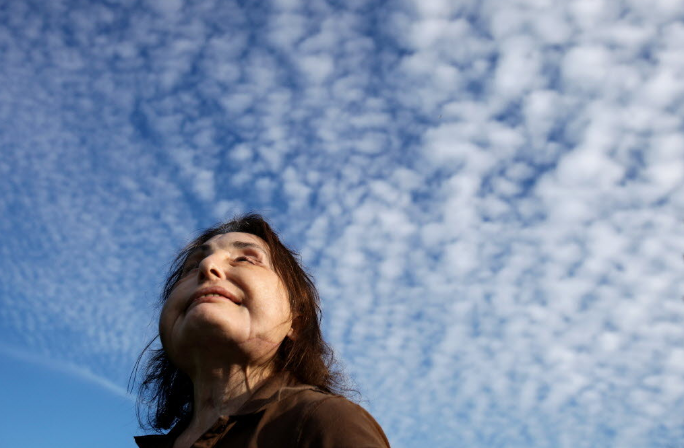 世界最长寿换脸女子去世，被丈夫崩了一枪，八成面部结构被替换