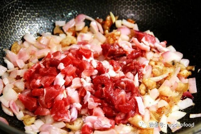 【魔多厨房】午餐系列：洋葱卤肉＋圆白菜炒菜花＋三色糙米