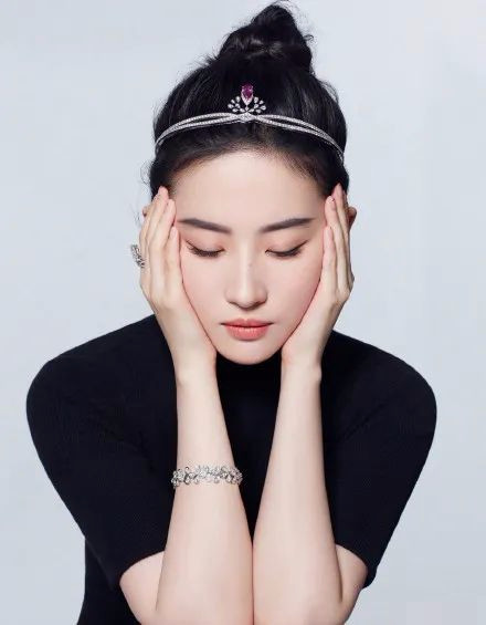 终于找出刘亦菲斜方肌粗大还脖子前伸的原因了，这个动作千万别瞎练
