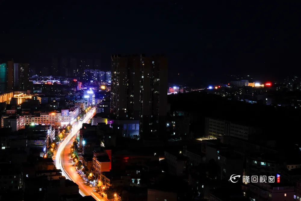 隆回县城夜景,某方面来说,隆回的城市灯光亮化几乎没有,到了夜晚,高处