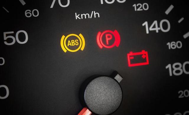 abs故障灯亮了，先别开！巧用6个方法，解决刹车故障！