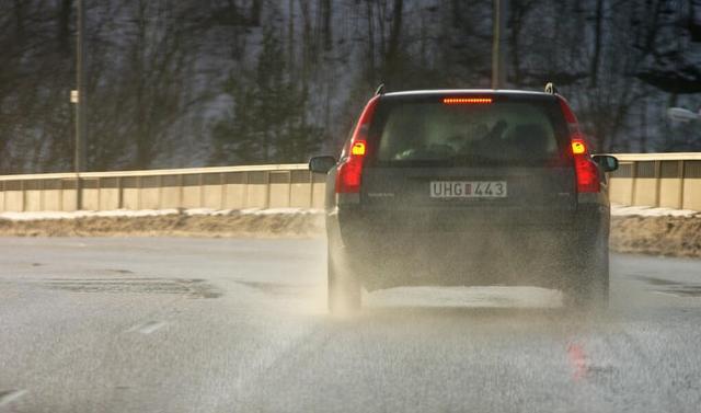 abs故障灯亮了，先别开！巧用6个方法，解决刹车故障！