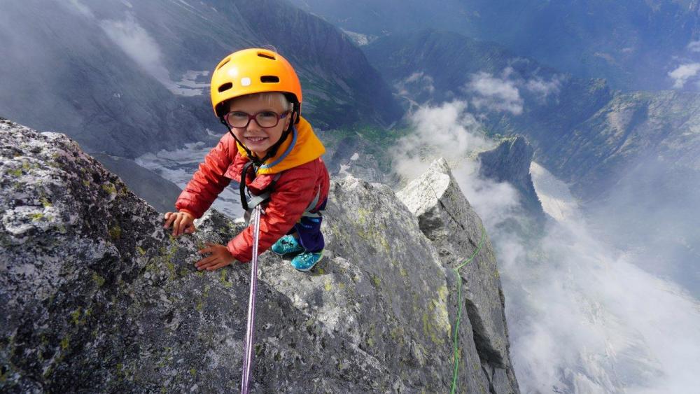 你没看错！3岁英国男孩成为世界攀登上3308米山峰年龄最小的人