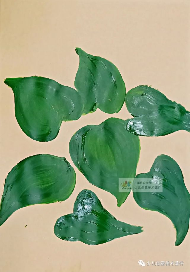 在彩色卡纸或者牛皮卡纸上用绿色的丙烯颜料画出马蹄莲的叶子,注意
