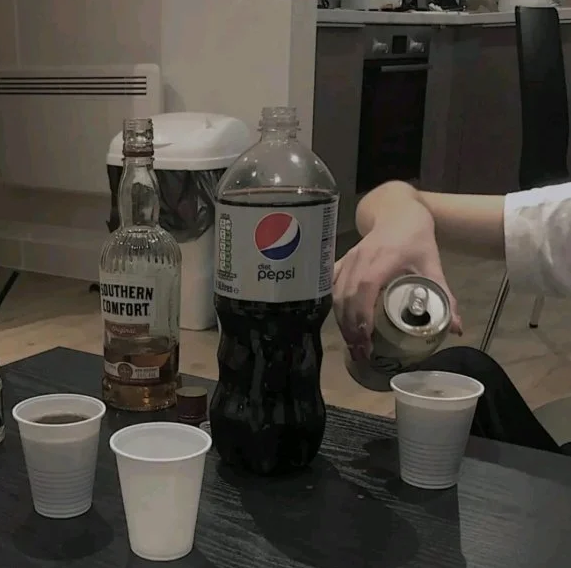 1,讲故事的人只喝酒不跟别人走.我笑你没有草原你笑我没有情人.
