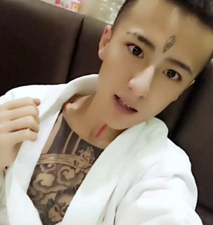 为什么社会青年爱在脑门儿纹天眼