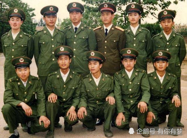 最高军衔为一级上将(并未授予,后废除,并取消了大尉军衔;87式士兵