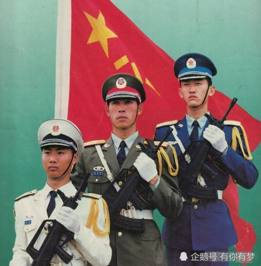 1999年12月20日澳门回归后,驻澳门部队再次穿着97式军服进驻澳门.