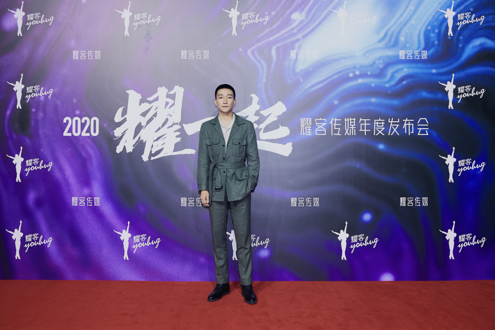 吴昊宸出席耀客传媒年度发布会寸头造型尽显浴火硬汉形象