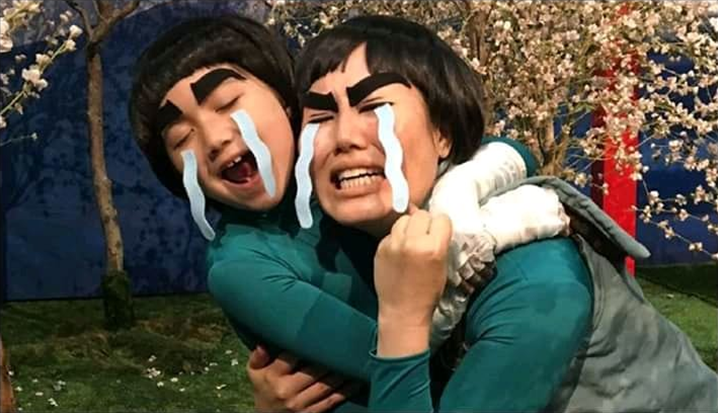 火影:亲子cos凯与小李,比大拇指动作直呼内行,cos道具诠释青春