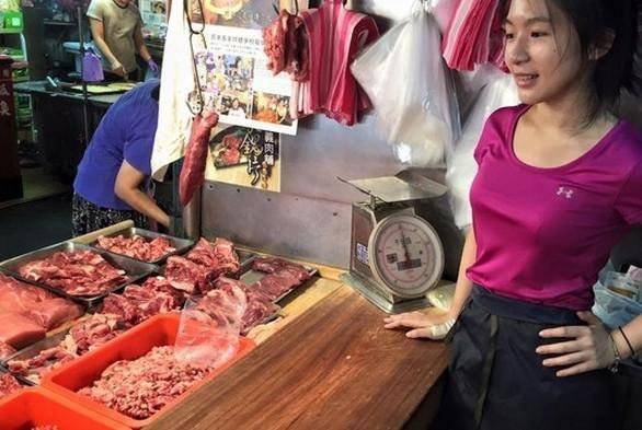 美女卖猪肉爆红 “猪肉西施”张采婕个人资料清纯生活照