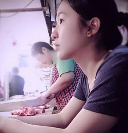 美女卖猪肉爆红 “猪肉西施”张采婕个人资料清纯生活照