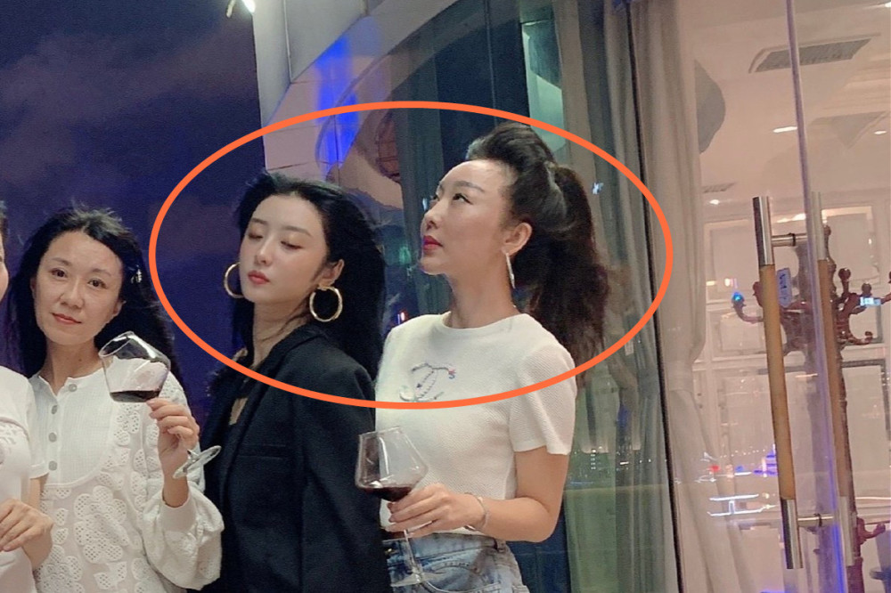 赵小棠分享与妈妈同框照,细看母女俩颜值,这确定是妈妈和女儿?