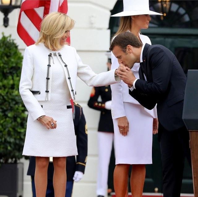 法国总统大25岁老婆同框朱莉,穿西装秒变小迷妹,反倒朱莉显老了
