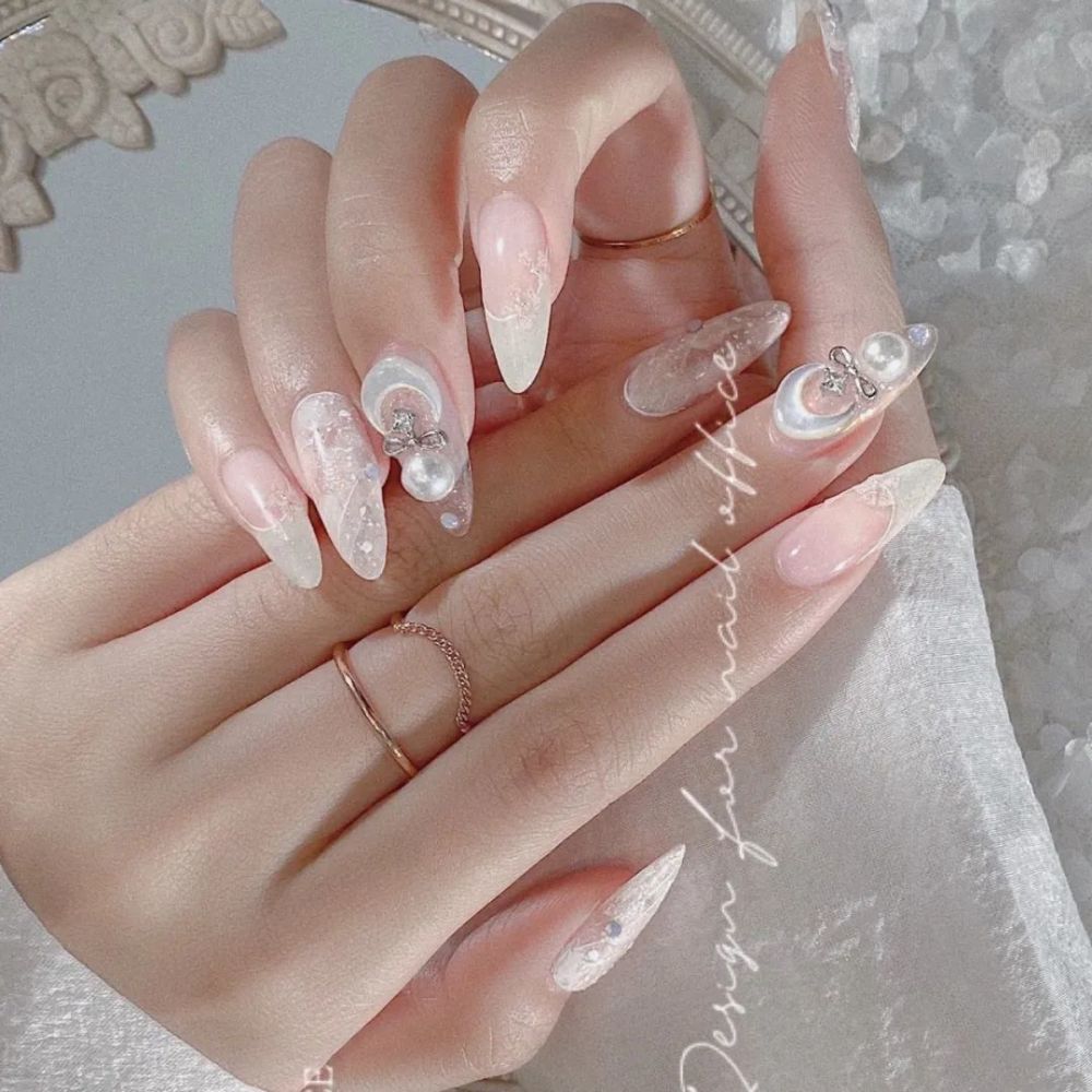 有简约也有华丽的~希望姐妹们会喜欢～既适合拍婚纱也适合结婚的款式