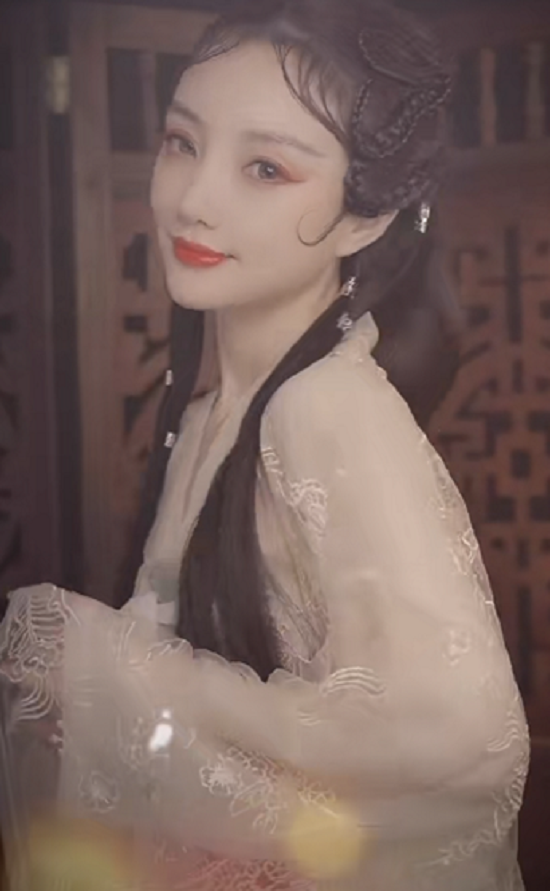 变成古装以后的李小璐,非常的美,而且是很妩媚,画面看上去非常的撩人!