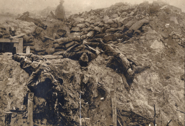 1918年,西线战场死在机枪位前的英军士兵.