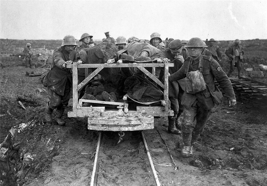 1917年4月的维米岭战役,加拿大士兵让德军俘虏协助运送伤员到野战医院