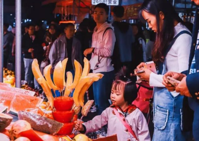 05红光夜市红光夜市位于红光镇的镇中心,也被称为西华夜市,原因就是