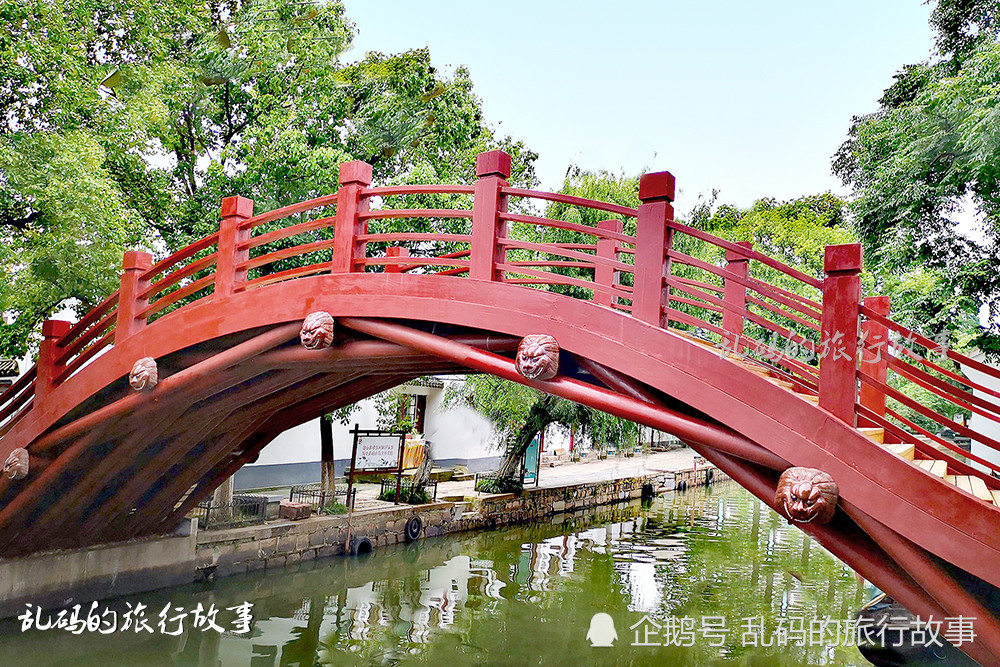 与中国古代石拱桥和木板桥不同的是,汴水虹桥结构轻巧美丽,堪称世界
