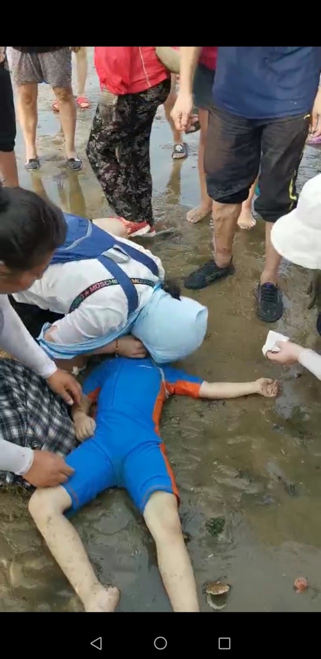 威海海水浴场男孩溺水,医生和游客合力心肺复苏按压抢救半小时