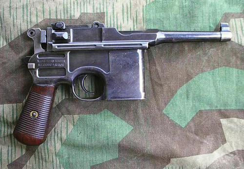 驳壳枪系德国著名军火企业毛瑟公司生产,其正式名称为"毛瑟军用手枪"