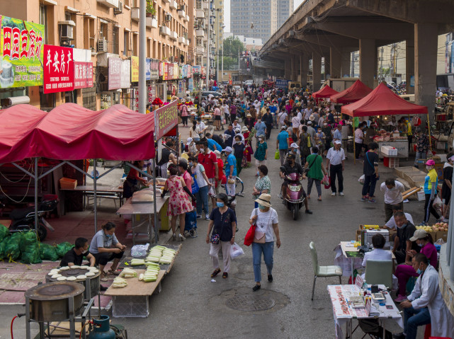 沈阳:珠江桥早市活跃了经济方便了市民