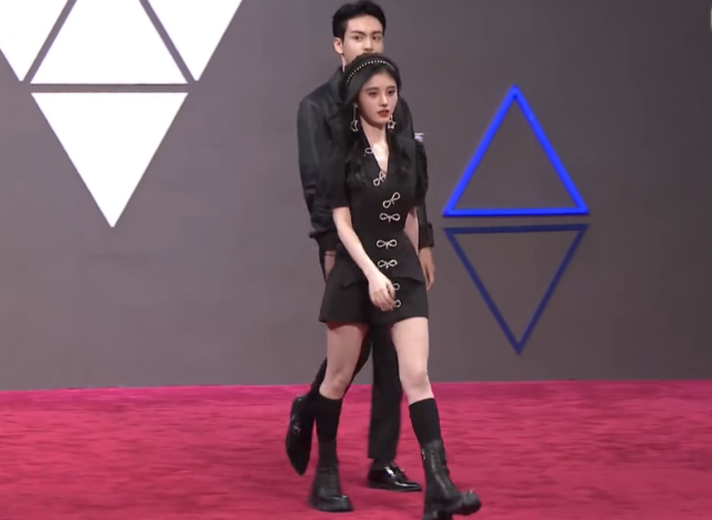 明星合影时到底多会抢镜?红毯上鞠婧祎与男星同框