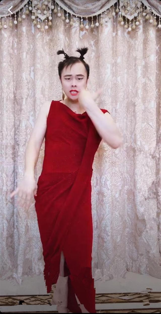 姜思达哪吒头红裙子撞衫网红朱莉男人穿女装还得看张国荣