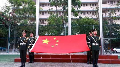 他是中国第一红旗手,12年6200次零失误,退役后仍继续为国旗服务